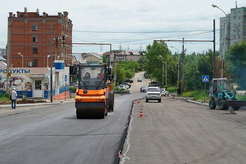 В Хабаровске ремонтируют дорогу на улице Быстринской