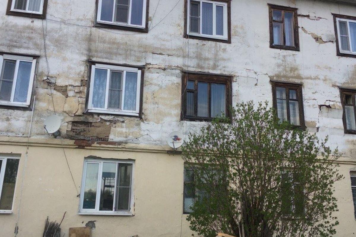 В аварийном многоквартирном доме Саратова обрушился подвал