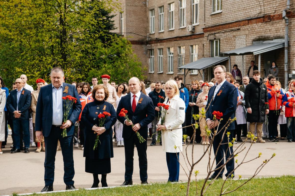 Глава Городского округа Пушкинский Максим Красноцветов побывал на открытии сквера Памяти и памятника женщине санинструктору