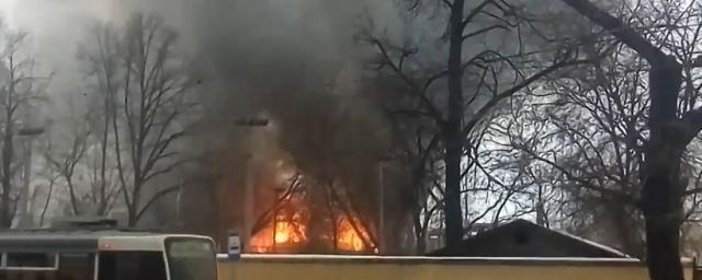 В Москве горело двухэтажное здание автосервиса