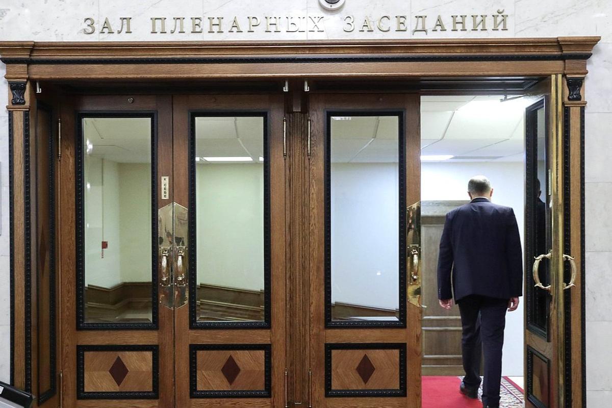 Вместо шашлыков — заседания: депутаты решили поработать лишнюю неделю в июле