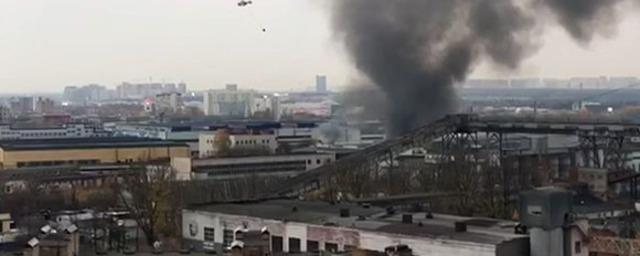 Пожарные ликвидировали крупный пожар на складе в Москве