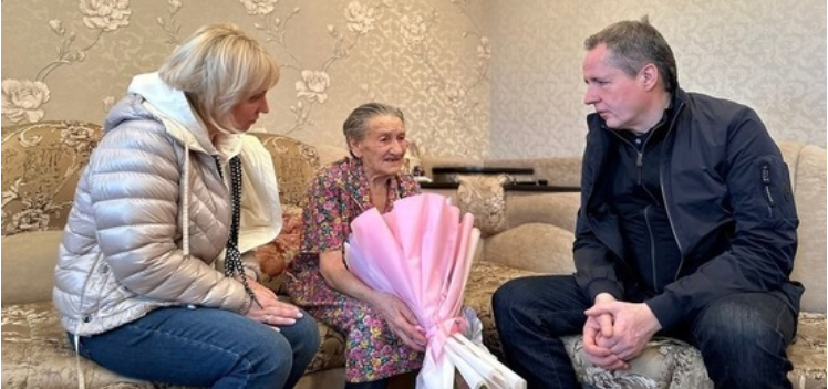 Губернатор Гладков вместе с женой навестил 98-летнюю бабушку, которую перевезли в Белгородскую область из Запорожья