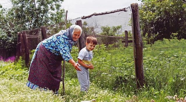 На лето в деревню: эксперт Пугачев рассказал о плюсах и минусах отдыха ребёнка у бабушки с дедушкой