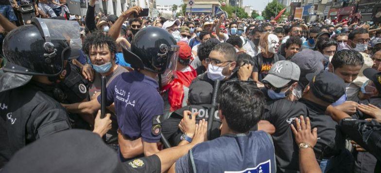 Президент Туниса Кайс Саид ввел комендантский час на фоне протестов