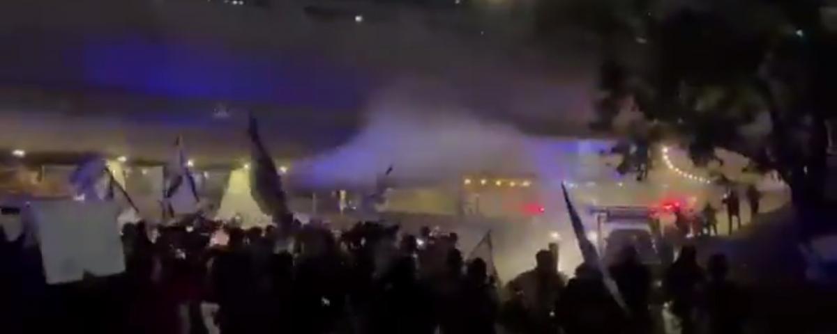 Израильская полиция применила водометы против протестующих в Тель-Авиве
