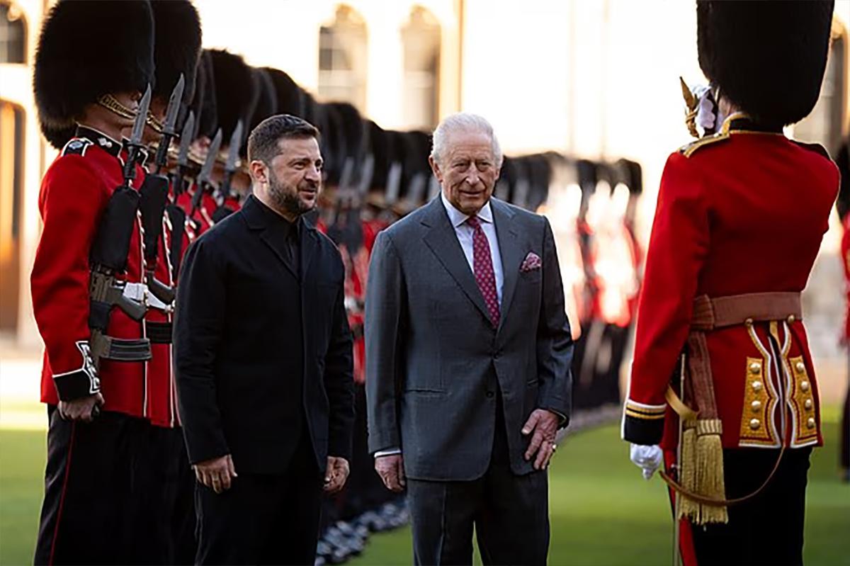 Зеленский нарушил протокол на встрече с Карлом III