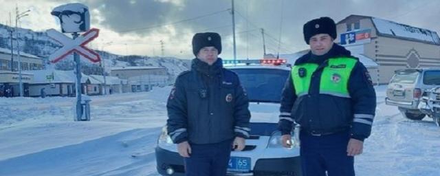 На Сахалине полицейские спасли подростка, потерявшего сознание в лесу