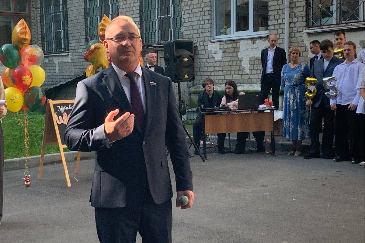 Спикер Гордумы Нижнего Новгорода Евгений Чинцов поздравил учеников школы №47 с началом учебного года