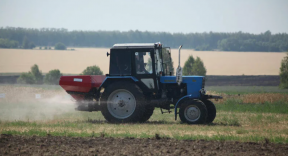 В Курской области украинский дрон сбросил взрывное устройство на работавший в поле трактор