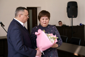 Председатель Думы Астраханской области Игорь Мартынов вручил государственные награды семьям погибших бойцов СВО из Камызякского района