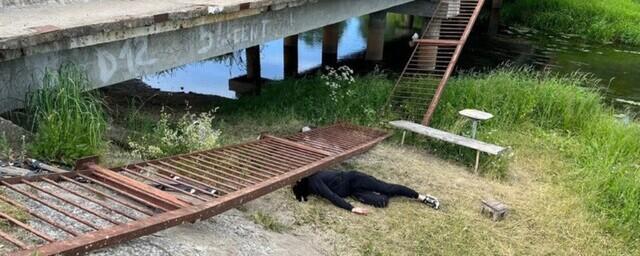 В Лежневском районе молодые парни обрушили перила моста с помощью верёвочной лестницы