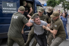 Киевский военкомат устроил облаву у телестудии: сотрудника «Интера» свалили на землю и увезли в автобусе