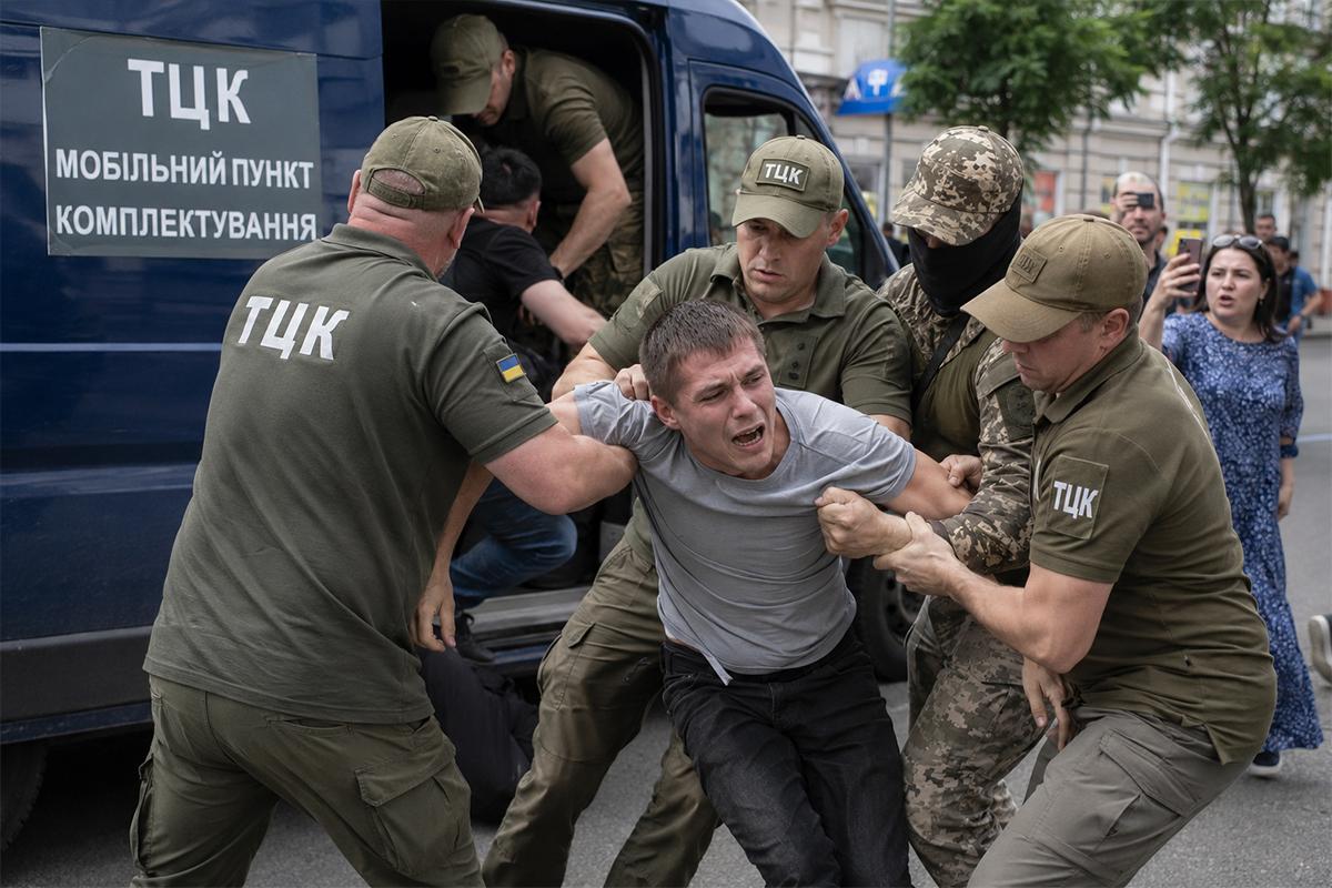 Киевский военкомат устроил облаву у телестудии: сотрудника «Интера» свалили на землю и увезли в автобусе
