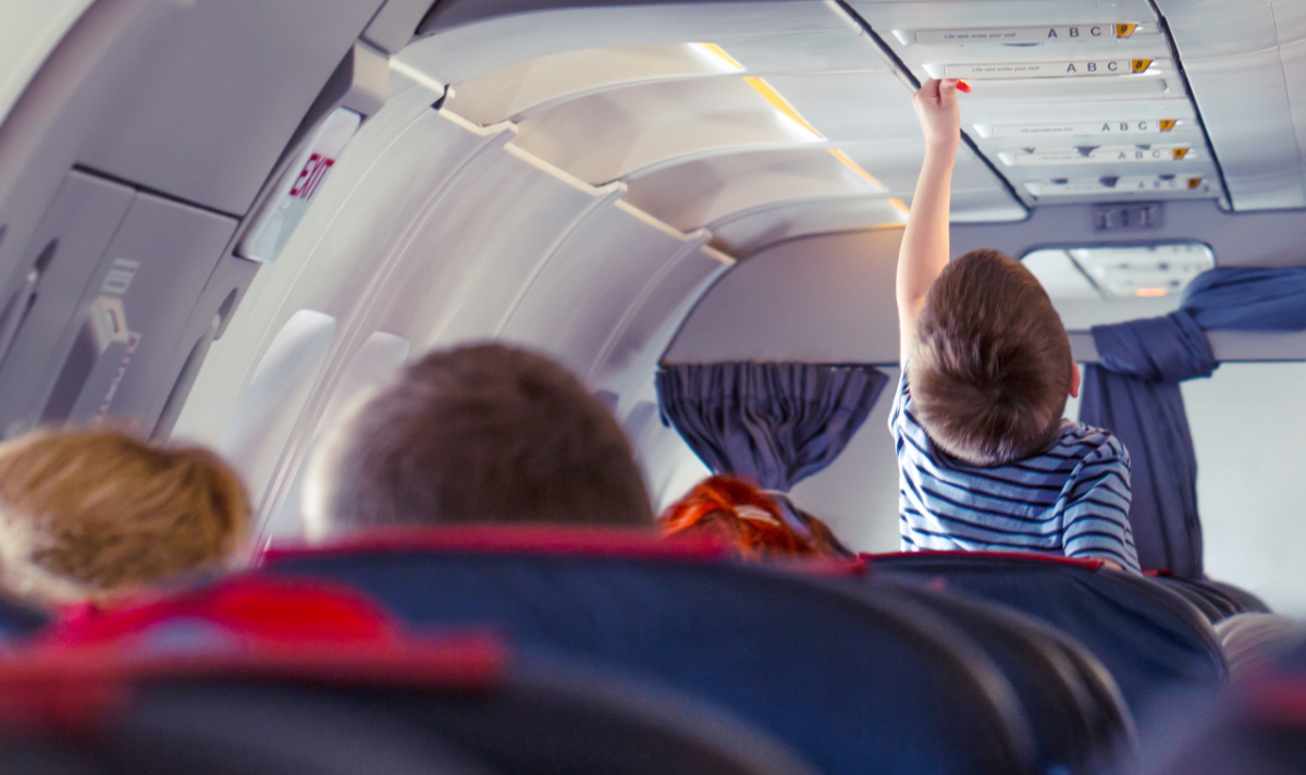 Бывшая стюардесса British Airways рассказала как выбрать место в самолёте вдали от детей