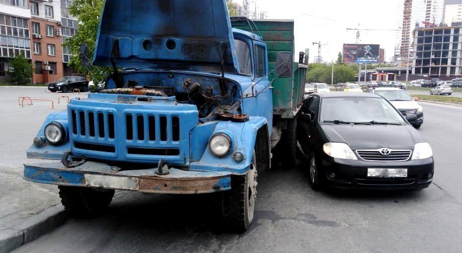 В Новосибирске Toyota врезалась в сломанный ЗИЛ