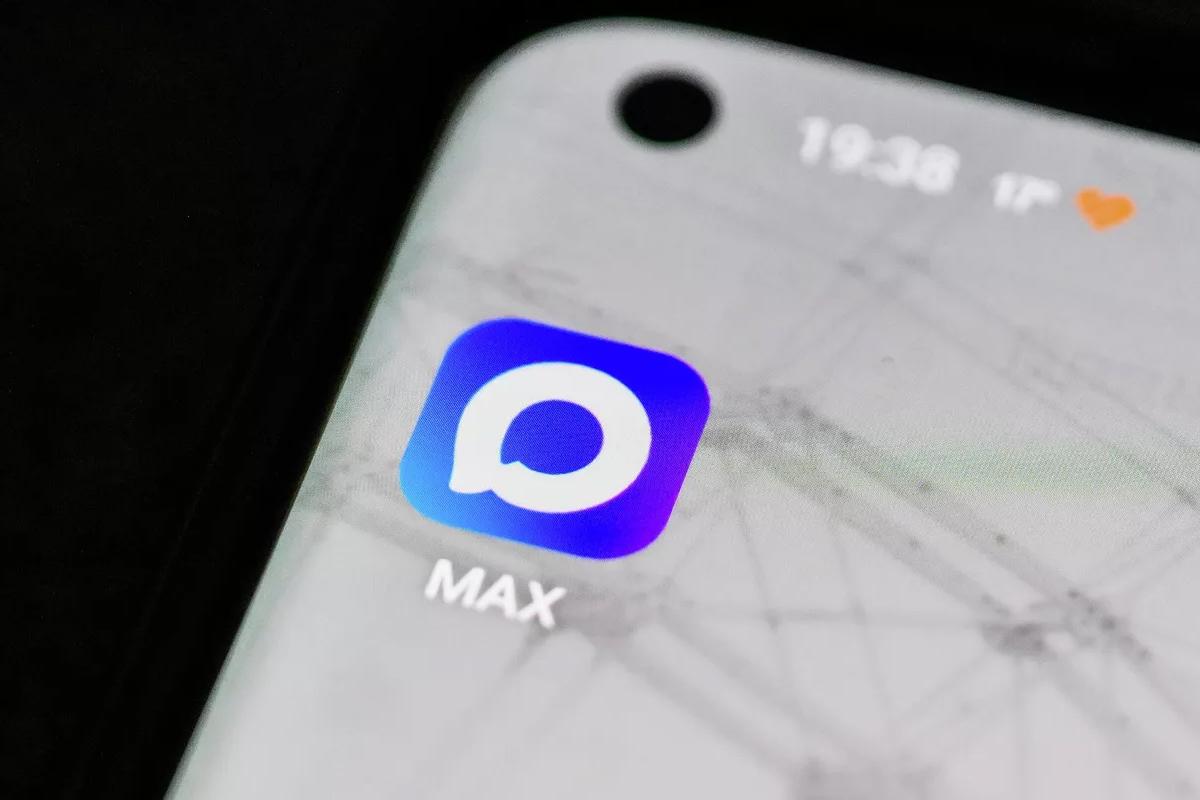 Русскоязычные в США обнаружили, что Apple скрывает от них мессенджер MAX — но есть лазейка