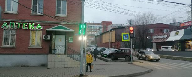 В Туле нашли два скромно спрятавшихся за столбами светофора