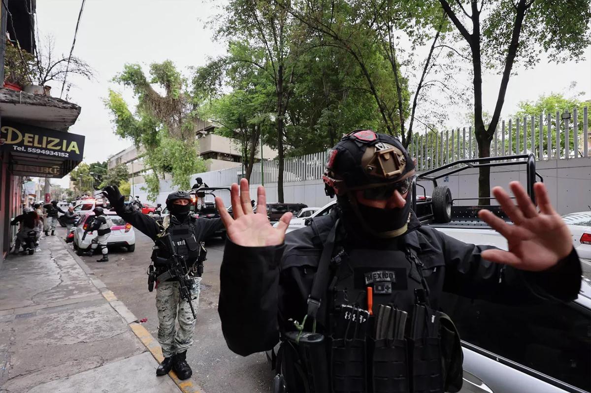 Тайный конвой в обмен на террористический список: Мексика за год сдала США почти сотню наркобаронов