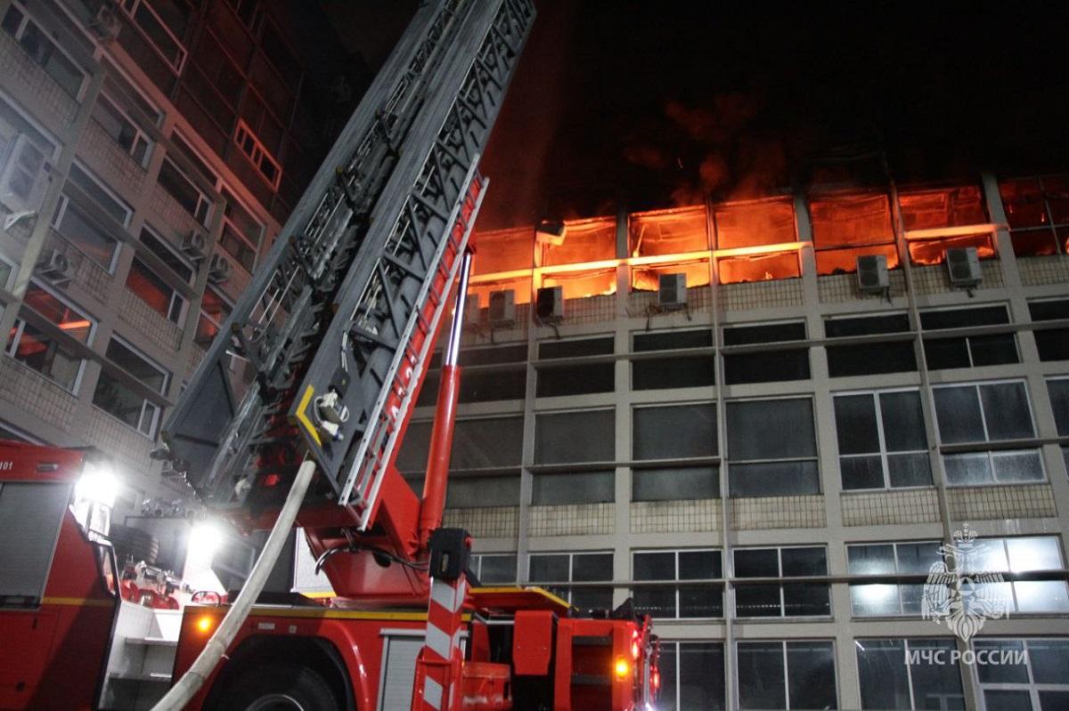 В Петербурге тушат мощный пожар на заводе «Авангард» на Кондратьевском проспекте