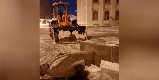 В Петергофе снегоуборщик снес памятник барону Штиглицу