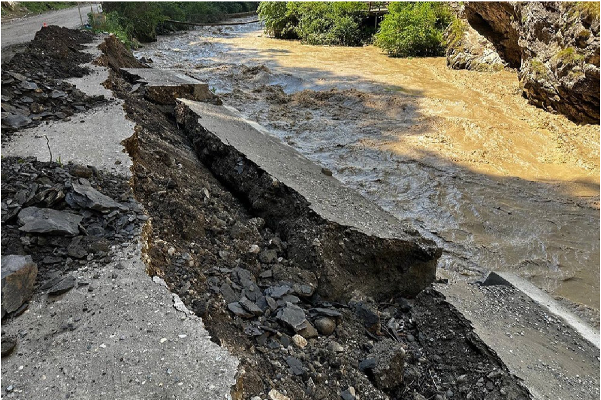 Селевые потоки изолировали районы КБР: дороги ушли под грязь и камни