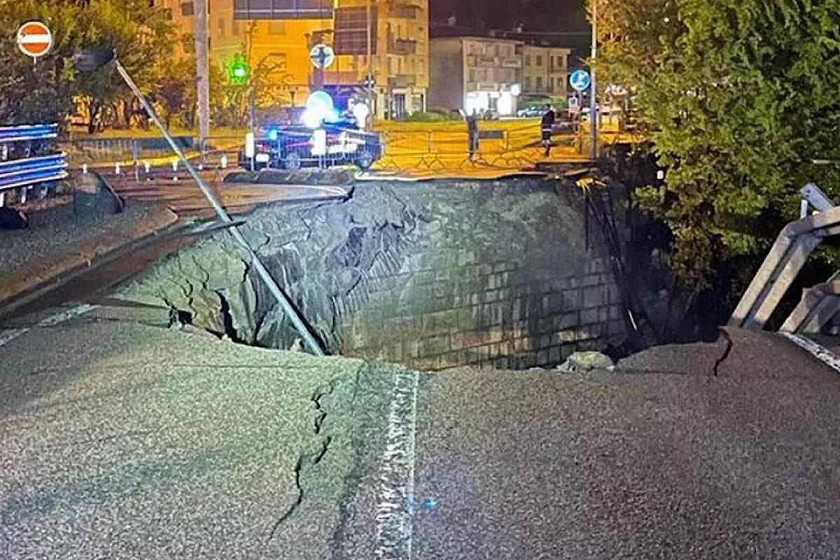 В Италии воронка поглотила автомобиль с отцом и сыном на мосту