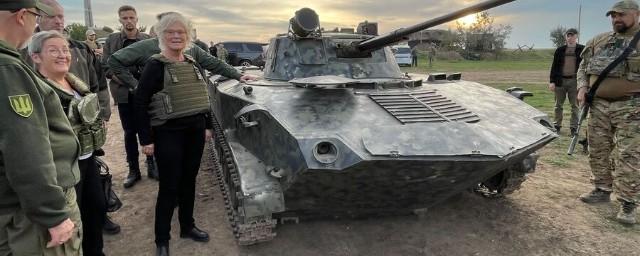 Немцы раскритиковали министра обороны ФРГ Ламбрехт за фото с танком на Украине