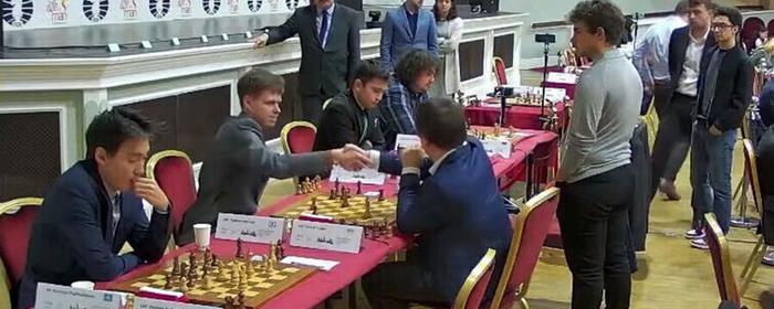 Ukrainian chess player Kuzubov shook hands with Russian Artemyev at the Grand Swiss tournament