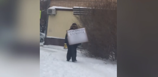 В Тюмени пьяный мужчина гулял с плакатом, оскорбляющим Рамзана Кадырова