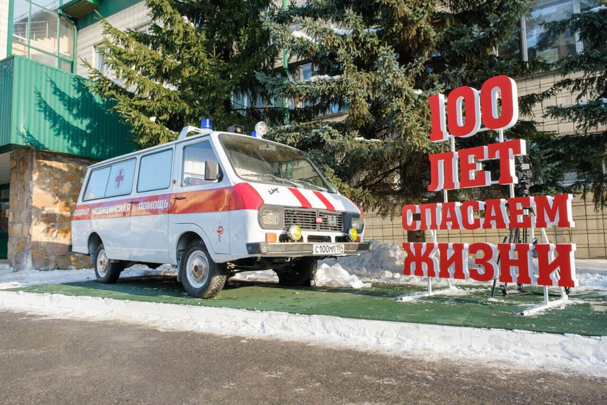 Легенда на пьедестале: в Новосибирске увековечили советскую «скорую» РАФ