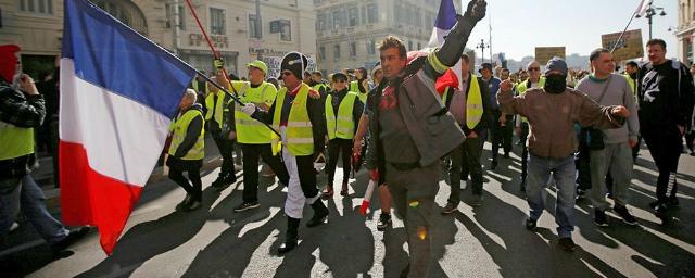 «Желтые жилеты» вновь вышли на протесты во Франции