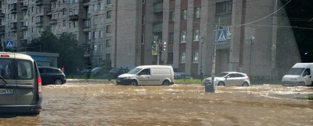 В Петербурге проспект Луначарского затопило из-за прорыва трубы