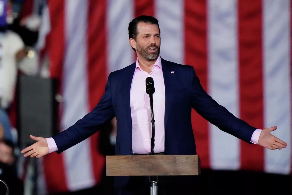 Сын Трампа высмеял публичные выступления Харрис