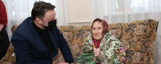 Виктор Неволин поздравил ветерана Татьяну Фоменкову со 100-летием