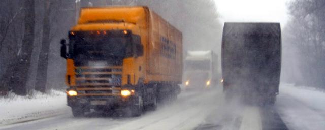 В отрезанные снегом алтайские села отправили грузовики с едой и водой