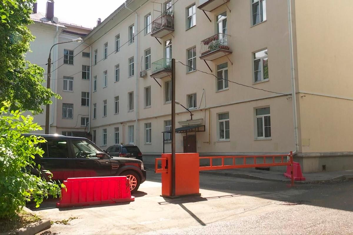 Жильцы многоэтажек в Клину ограничивают въезд во дворы из-за нехватки парковок