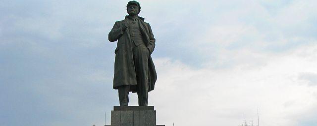 Памятник Ленину в Красноярске помыли ко дню его рождения