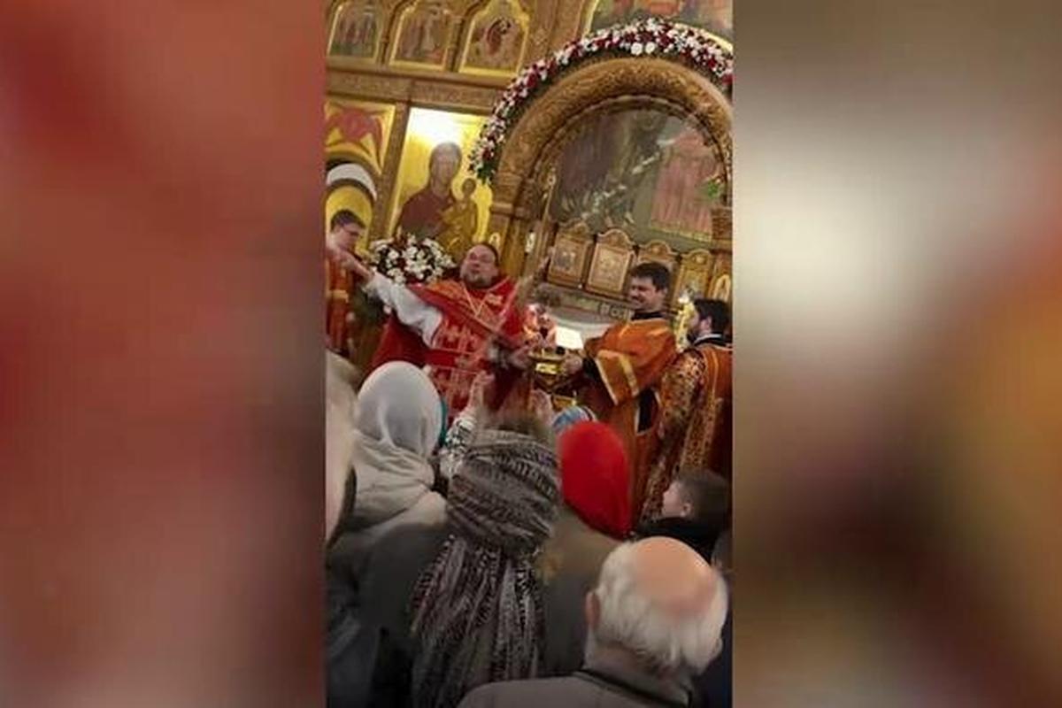 Шутка батюшки или крещение по-новому? Священник из Люберец вылил ведро святой воды на головы прихожан