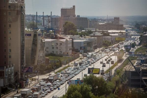 2 августа на улице Большевистской в Новосибирске образовалась большая пробка