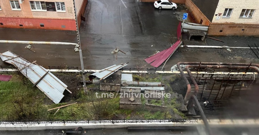 В Норильске штормовой ветер ломает столбы и сносит крыши домов — Видео