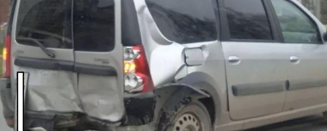 В Пскове Lada и Peugeot столкнулись на Рижском проспекте