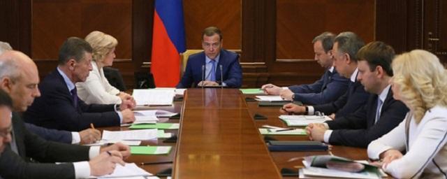 Медведев распорядился сохранить налоговый маневр для нефтяников
