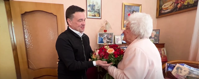 Андрей Воробьев поздравил с праздником жительницу Щелкова Галину Брок-Бельцову