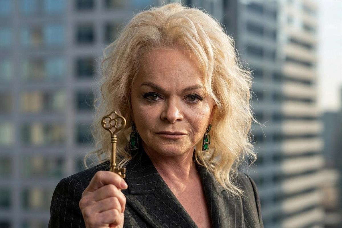 Долина улетела на каникулы, не вернув квартиру Лурье