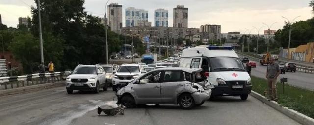 На Ипподромской в Новосибирске погибла женщина, врезавшись в отбойник