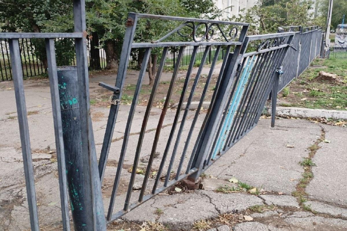 В Ульяновске вандалы сломали школьное ограждение