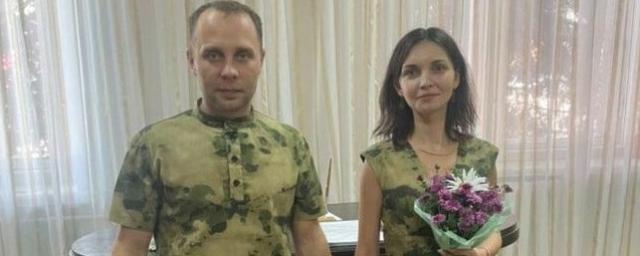 В Саратовской области мобилизованный и его невеста поженились в камуфляже