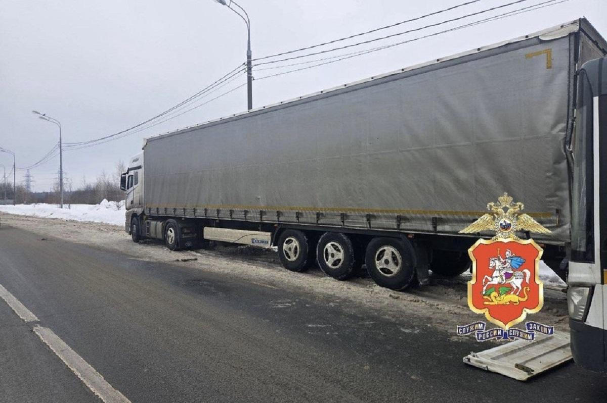 Три человека пострадали в Электростали при столкновении автобуса с грузовиком