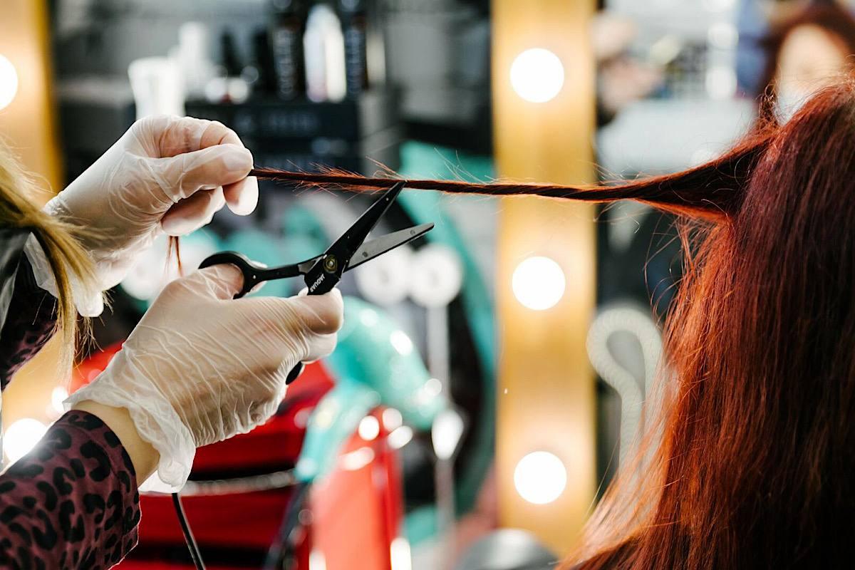 Парикмахеру из Петербурга грозит длительный срок за публикацию в соцсетях